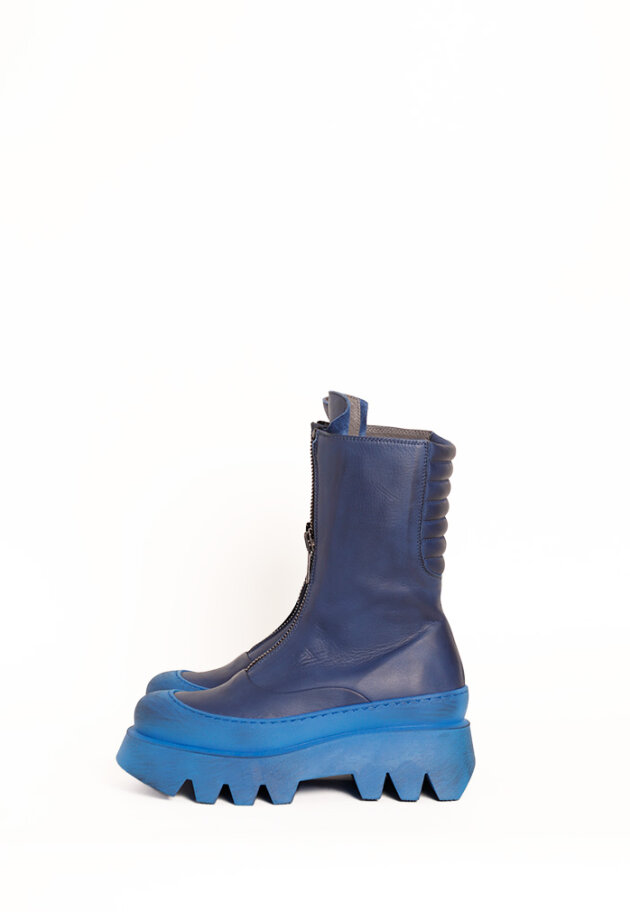 Lofina - Boot with a chunky sole and zipper