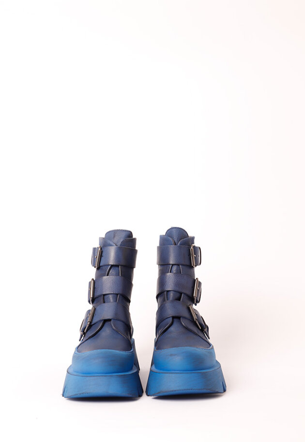 Lofina - Boot with a chunky sole, buckles and a zipper