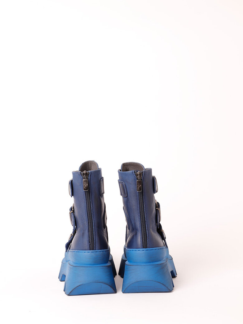 Lofina - Boot with a chunky sole, buckles and a zipper
