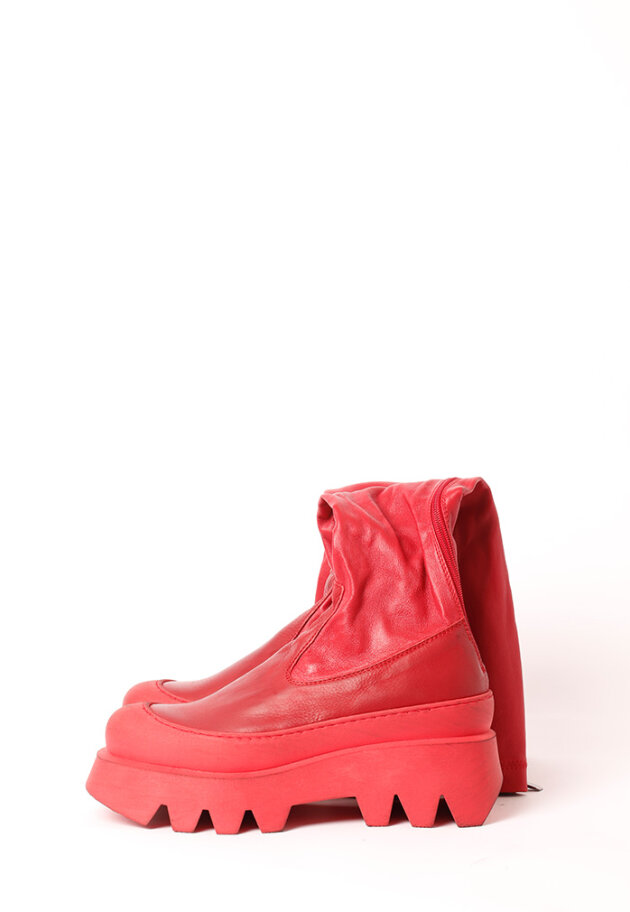Lofina - Long boot with a chunky sole, zipper and stretch skin