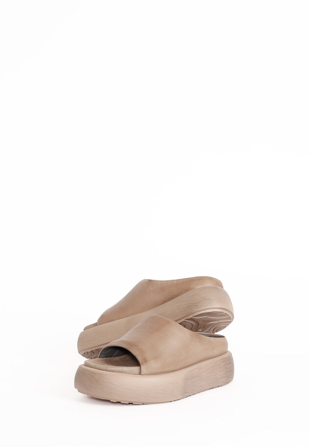 Lofina - Chunky sandal with a footbed sole