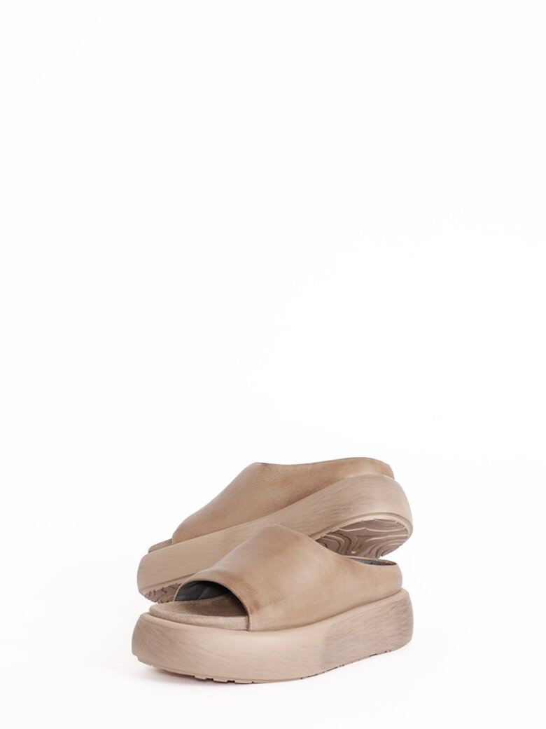 Lofina - Chunky sandal with a footbed sole