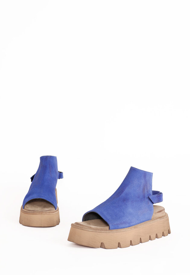 Lofina - Sandal in suede with velcro and an open toe