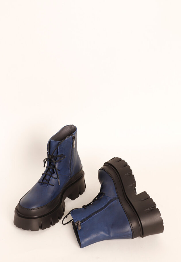 Lofina - Støvlet med chunky sål, lynlås og snøre