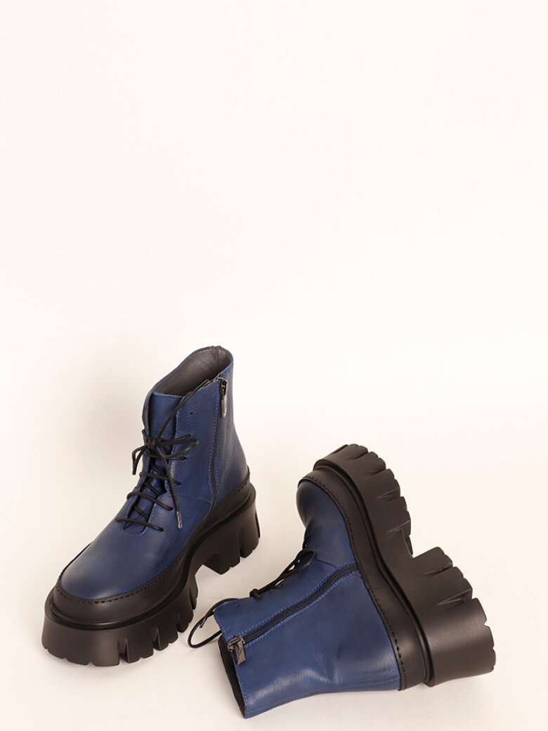 Lofina - Støvlet med chunky sål, lynlås og snøre