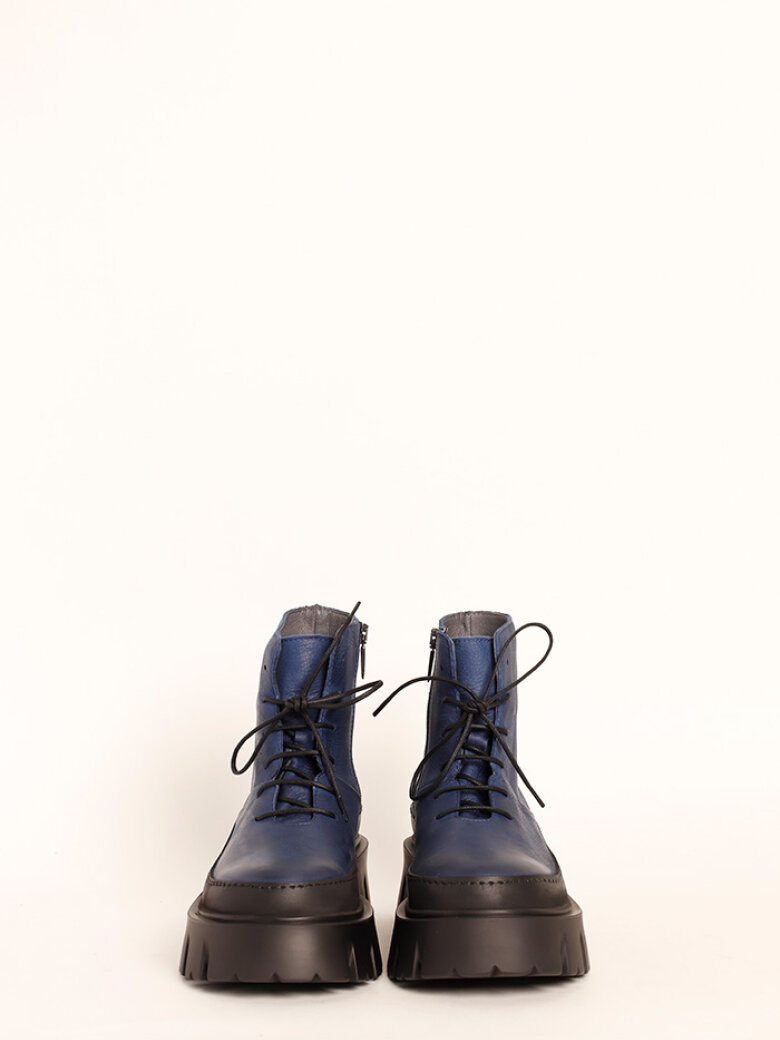 Lofina - Støvlet med chunky sål, lynlås og snøre