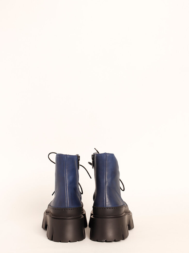 Lofina - Støvlet med chunky sål, lynlås og snøre