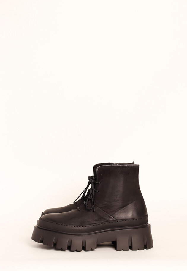 Lofina - Bootie with a chunky sole, zipper and laces