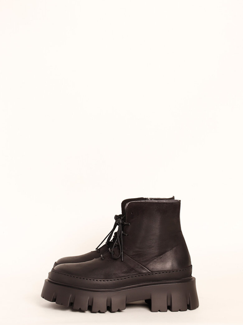 Lofina - Bootie with a chunky sole, zipper and laces