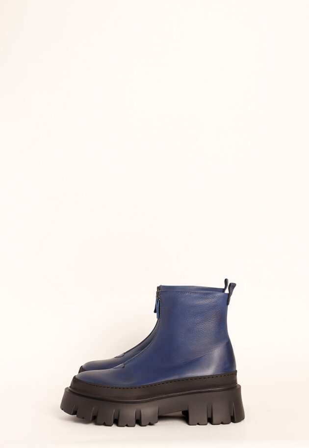 Lofina - Bootie with a chunky sole and zipper