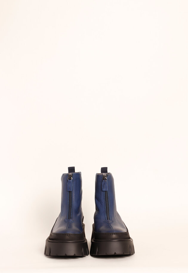Lofina - Bootie with a chunky sole and zipper