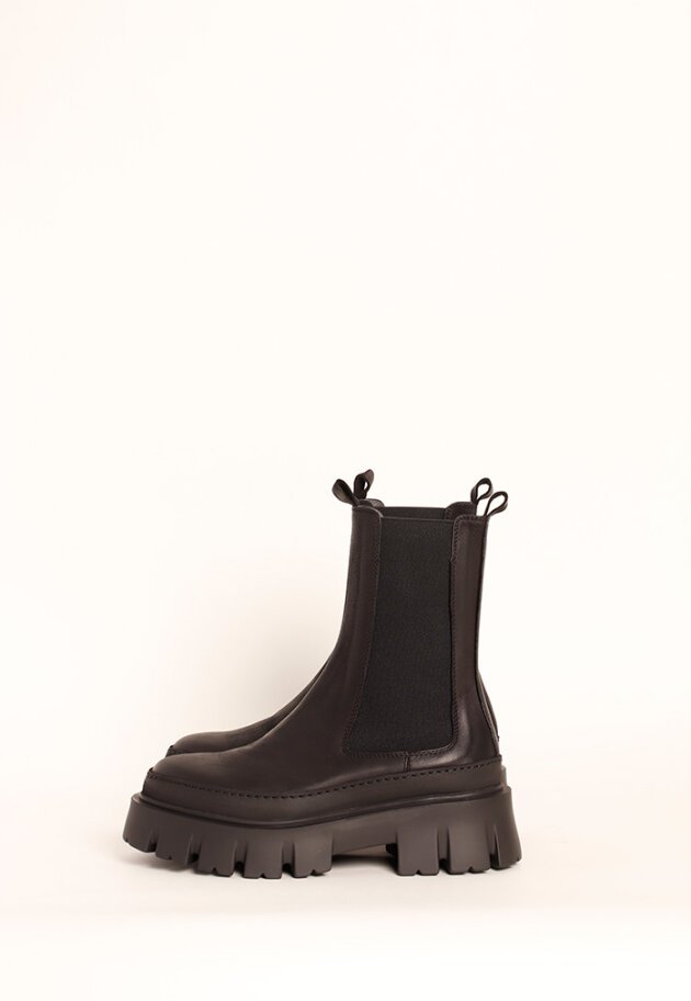 Lofina - Boot with a chunky sole and elastics