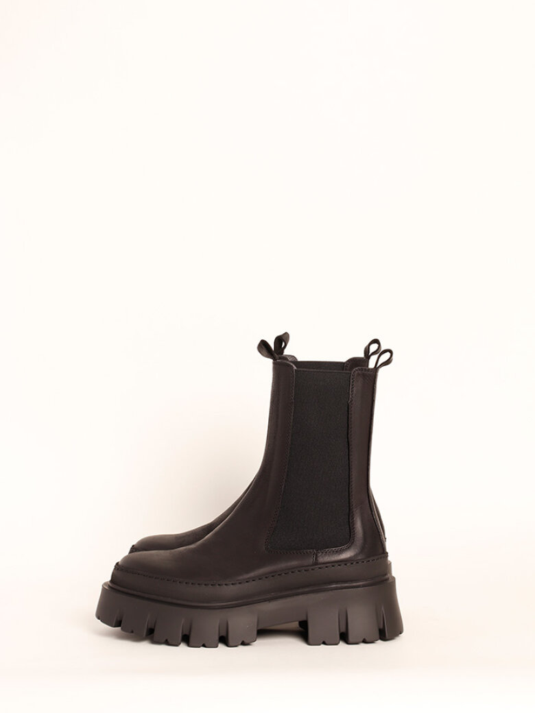 Lofina - Boot with a chunky sole and elastics