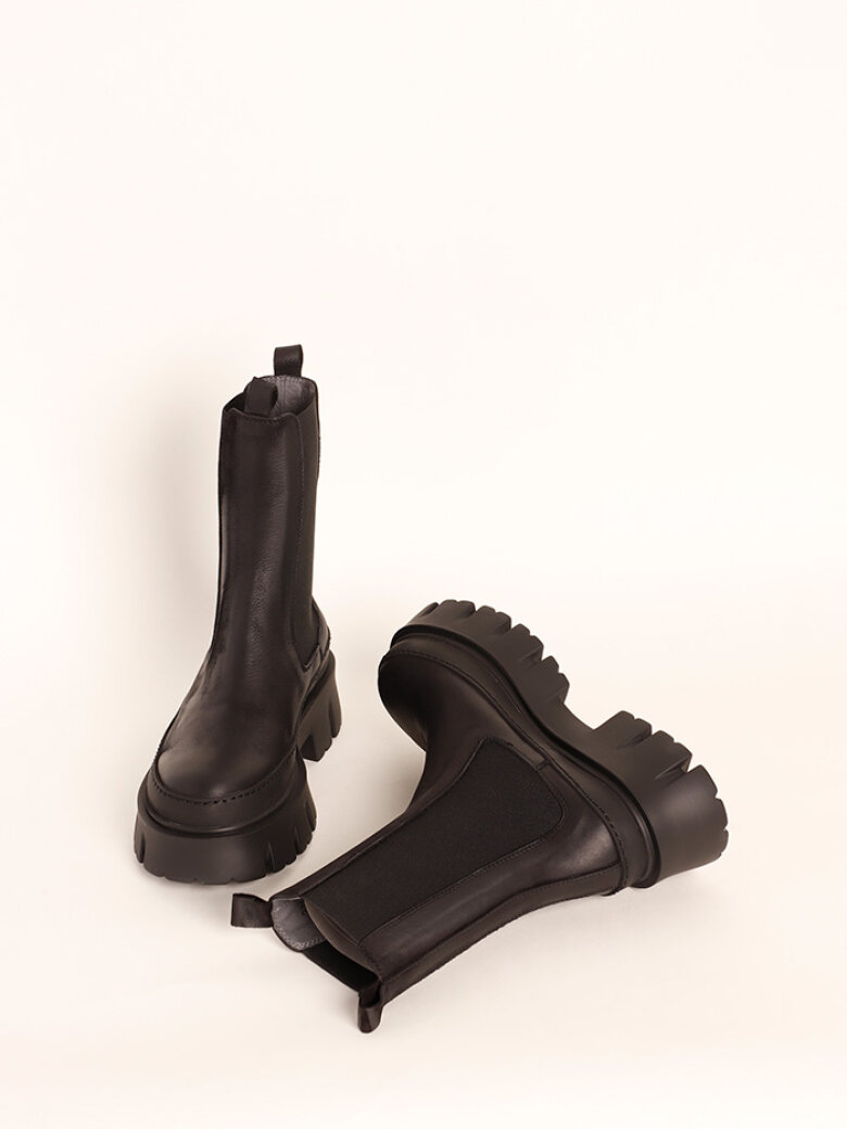 Lofina - Boot with a chunky sole and elastics