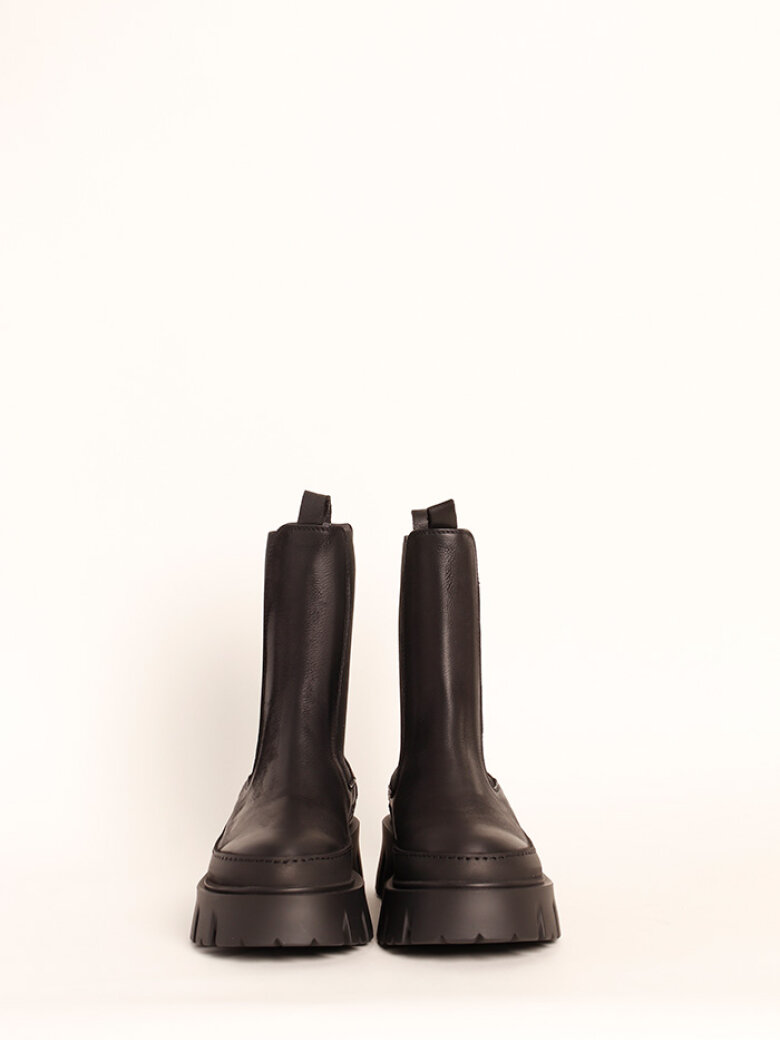 Lofina - Boot with a chunky sole and elastics