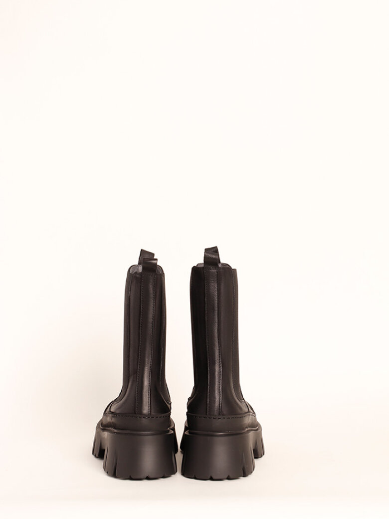 Lofina - Boot with a chunky sole and elastics