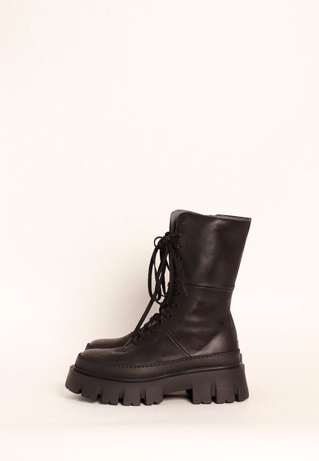Lofina - Boot with a chunky sole, laces and a zipper