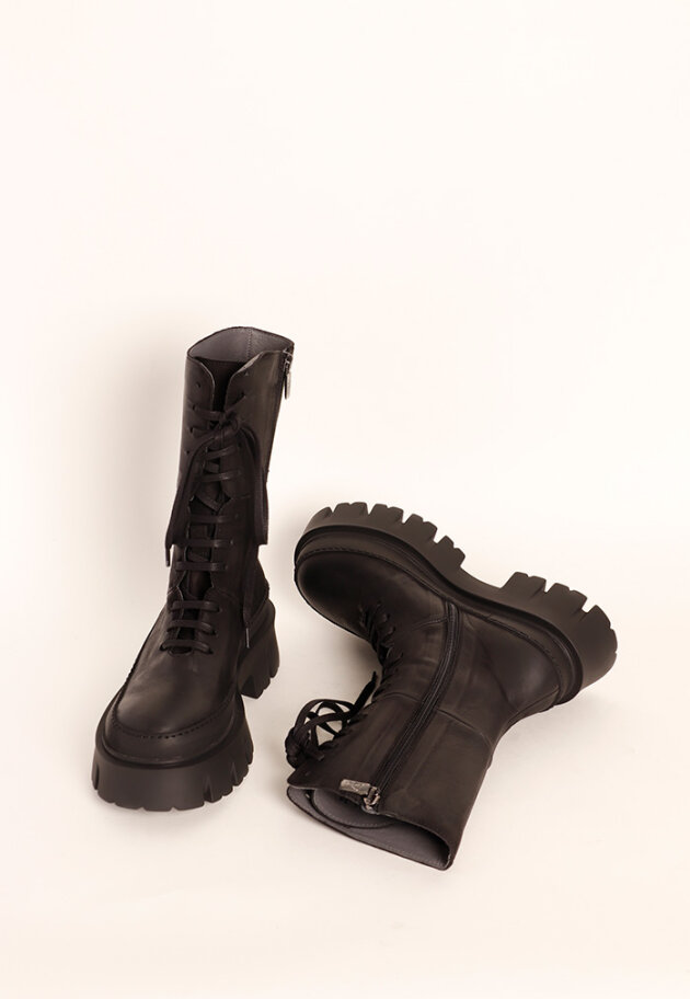 Lofina - Boot with a chunky sole, laces and a zipper