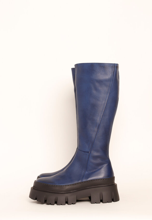 Lofina - Long boot with a chunky sole and a zipper