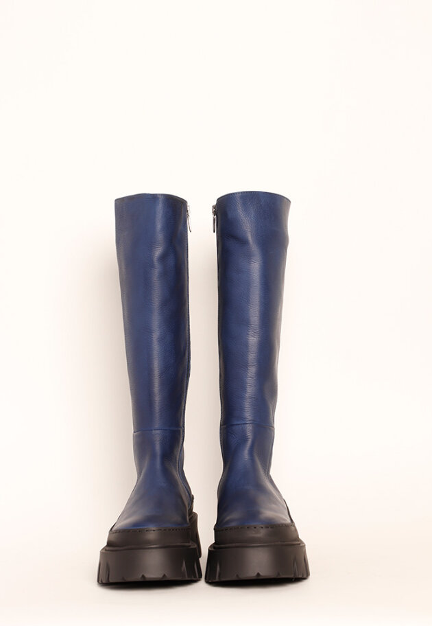 Lofina - Long boot with a chunky sole and a zipper