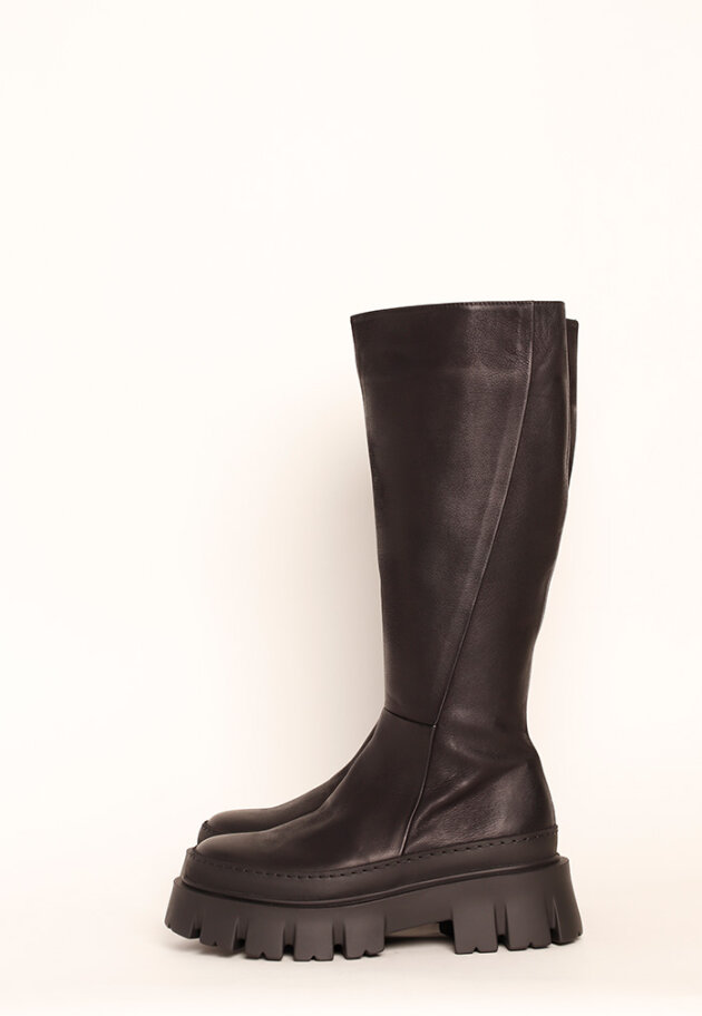 Lofina - Long boot with a chunky sole and a zipper