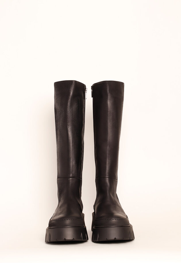 Lofina - Long boot with a chunky sole and a zipper