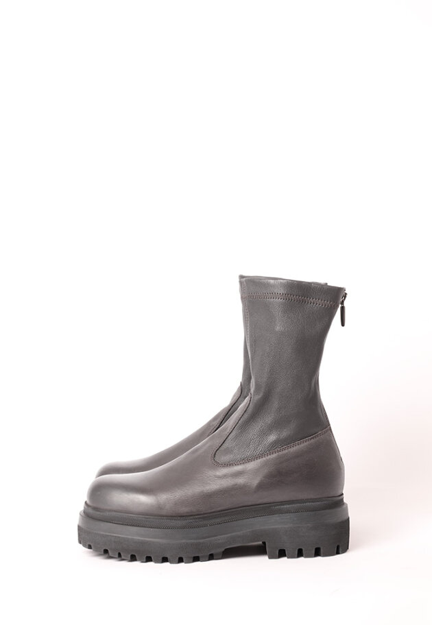Lofina - Bootie with stretch skin and a zipper