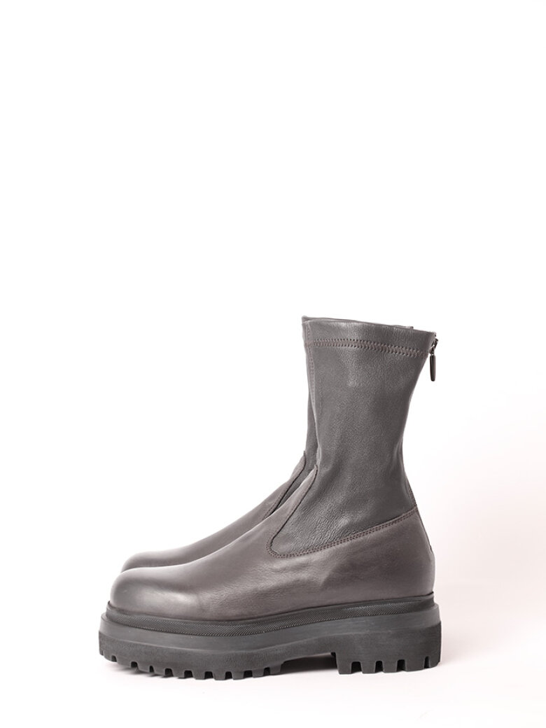 Lofina - Bootie with stretch skin and a zipper