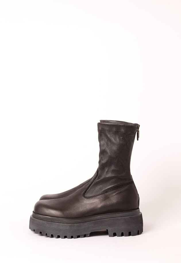 Lofina - Bootie with stretch skin and a zipper