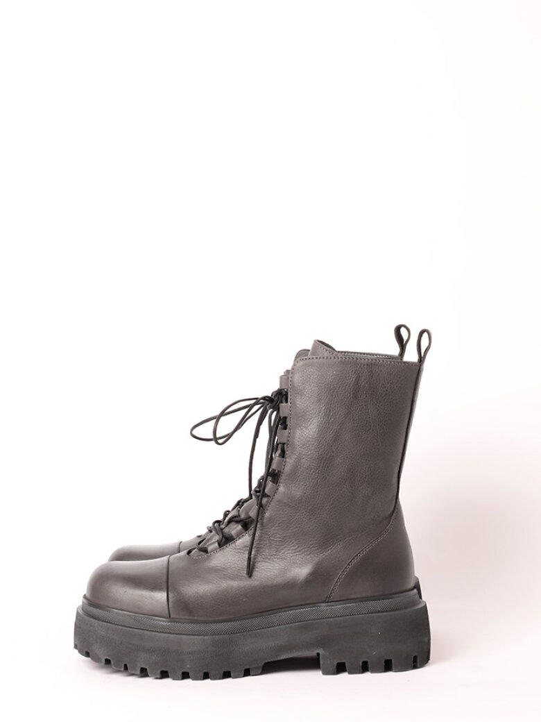 Lofina - Støvle med lynlås og snøre samt strop