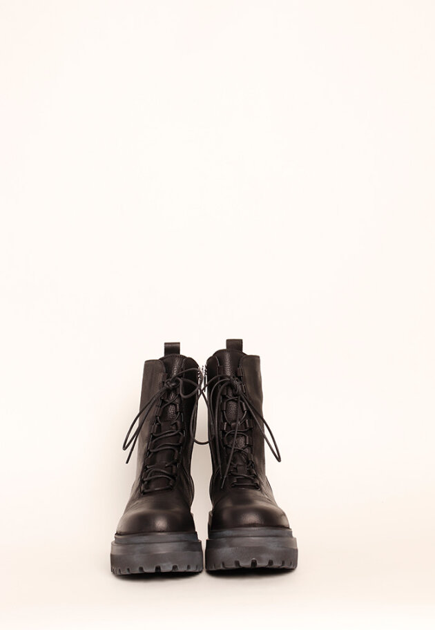 Lofina - Boot with a zipper, laces and a strap