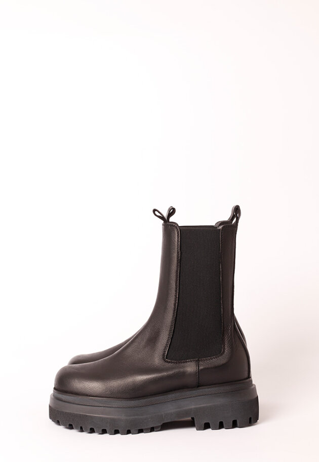 Lofina - Boot with a chunky sole and elastic