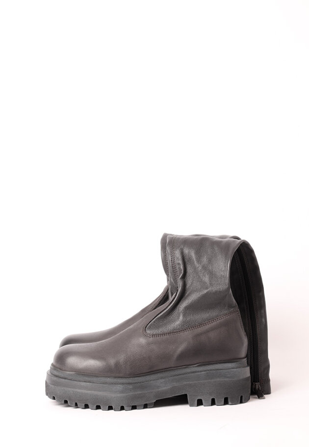 Lofina - Long boot with stretch skin and a zipper