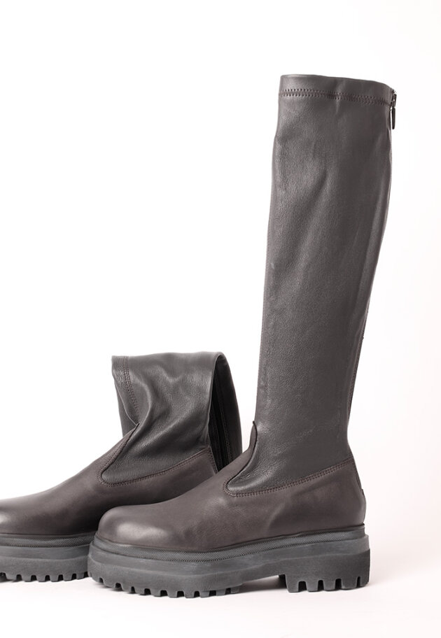 Lofina - Long boot with stretch skin and a zipper