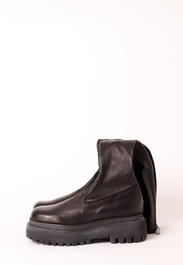 Lofina - Long boot with stretch skin and a zipper