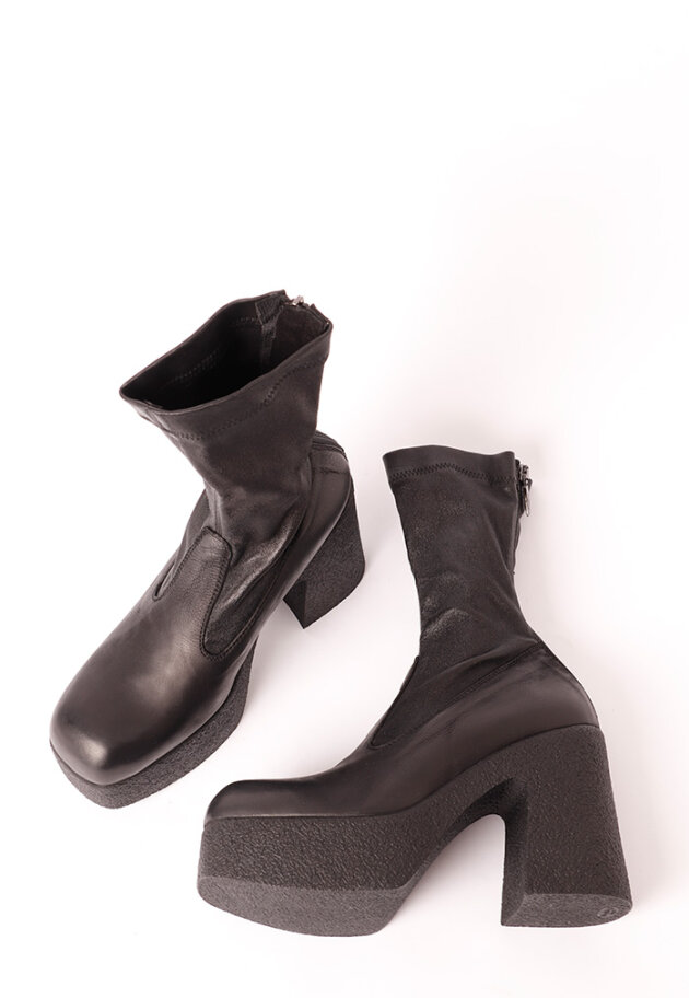 Lofina - Bootie with a high heel, zipper and stretch skin