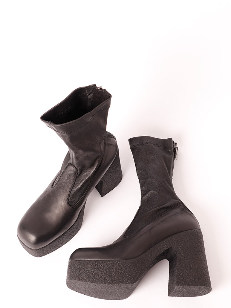 Lofina - Bootie with a high heel, zipper and stretch skin