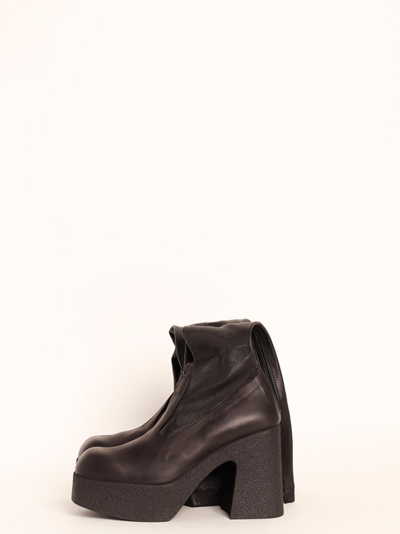 Lofina - Long boot with a high heel, zipper and stretch skin