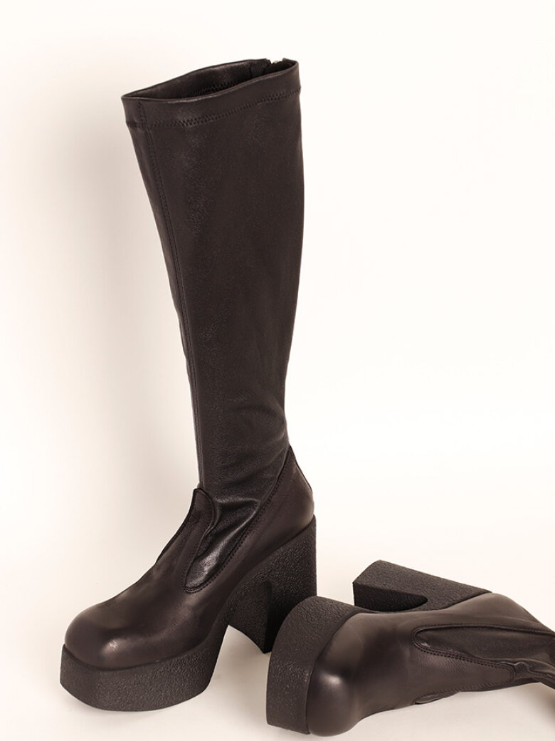 Lofina - Long boot with a high heel, zipper and stretch skin
