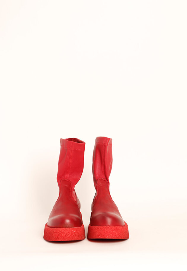 Lofina - Støvlet med let sål, lynlås og strækskind Lofina - Støvlet med let sål, lynlås og strækskind