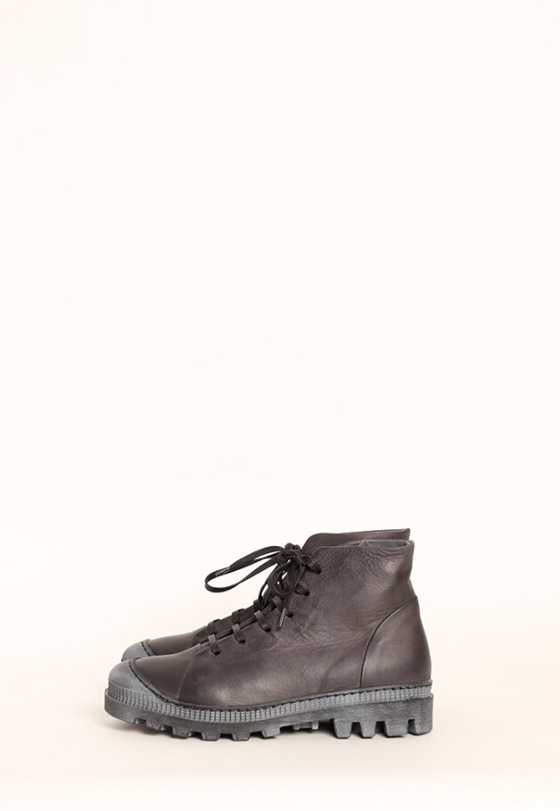 Lofina - Low boot with a chunky sole and laces