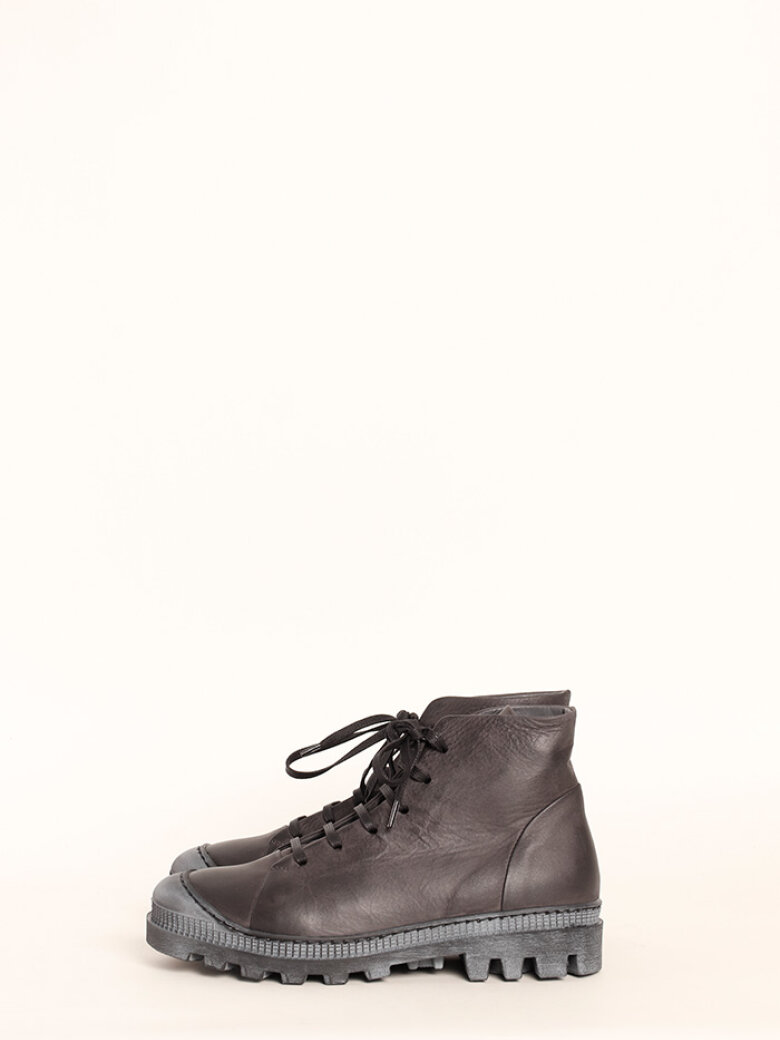 Lofina - Low boot with a chunky sole and laces