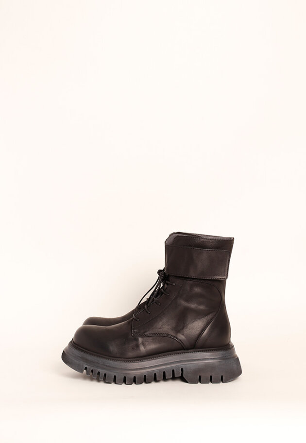 Lofina - Boot with a chunky sole, laces and a zipper