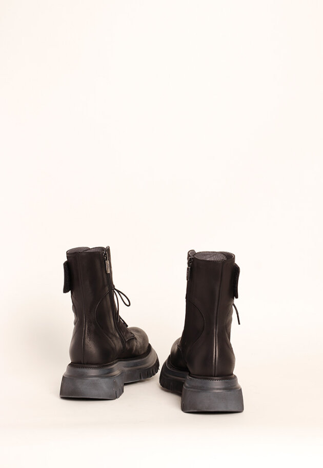 Lofina - Boot with a chunky sole, laces and a zipper