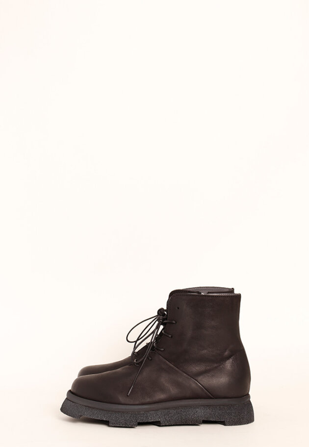 Lofina - Bootie with a chunky sole, laces and a zipper