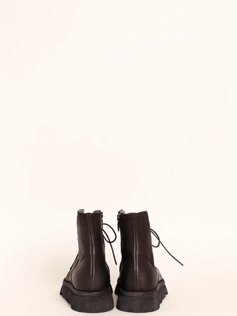 Lofina - Bootie with a chunky sole, laces and a zipper