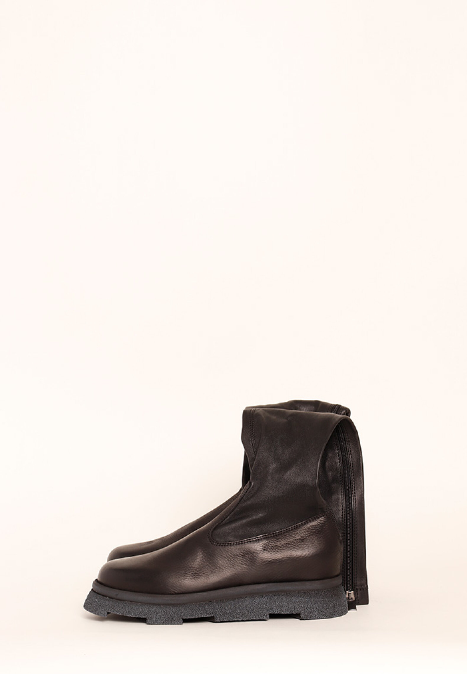 Lofina   Long boot with a zipper and stretch skin