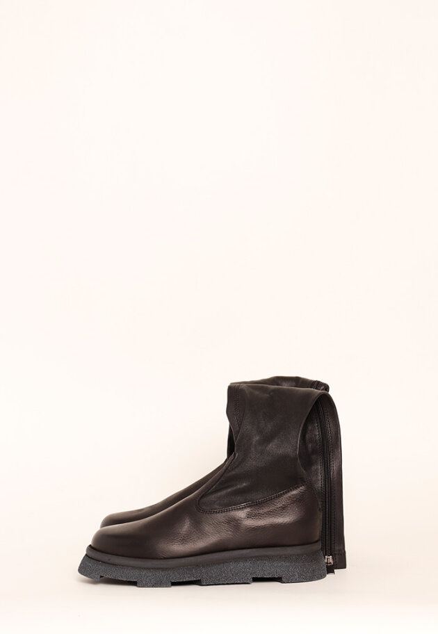 Lofina - Long boot with a zipper and stretch skin