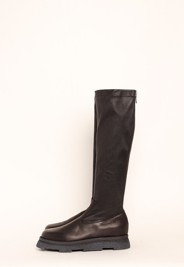 Lofina - Long boot with a zipper and stretch skin