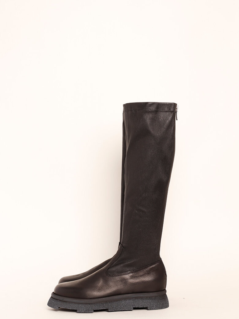 Lofina - Long boot with a zipper and stretch skin